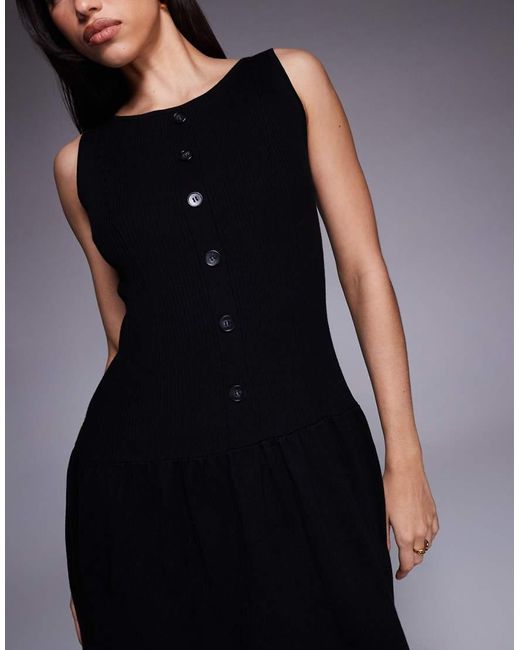 Vestido Corto De Corte Skater Sin Mangas Con Cuello Ancho Y Botones De Punto Exclusivo De Kaiia de color Black