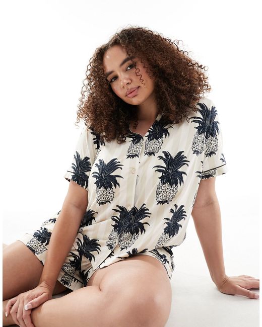 Curve - exclusivité - pyjama en jersey à imprimé ananas avec short et chemise manches courtes à revers Chelsea Peers en coloris White