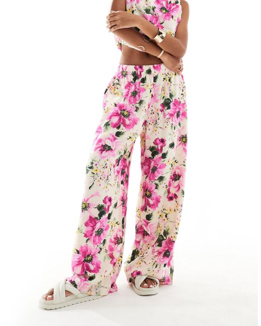 Pantaloni a fondo ampio stropicciati a fiori di Abercrombie & Fitch in Pink