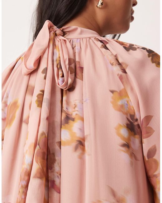 Asos design curve - robe longue à imprimé fleuri flou avec liens noués au dos et smocks - rose ASOS en coloris Pink