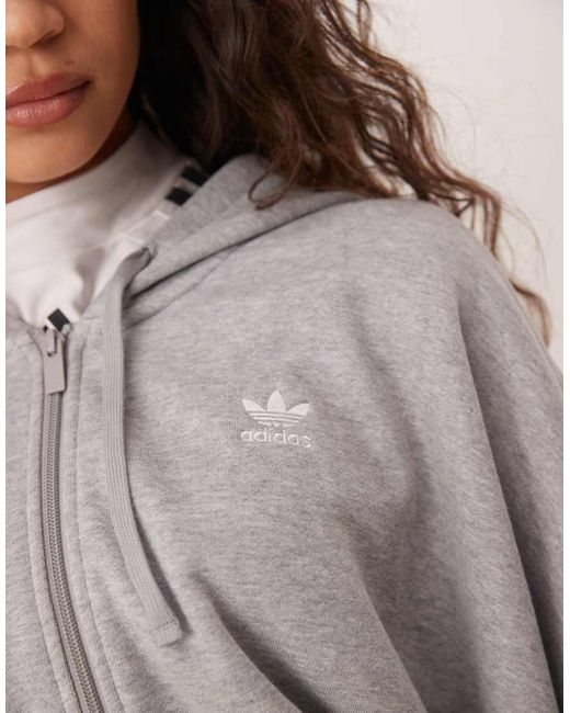 Sudadera Corta Gris Medio Jaspeado Con Capucha Y Cremallera De Felpa De Rizo Essentials De Adidas Originals de color Gray