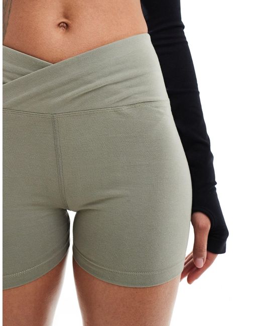 Pantalones muy cortos ceñidos con cintura cruzada ASOS 4505 de color Green