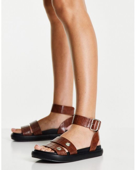 TOPSHOP Proud Footbed Sandal in Brown 
