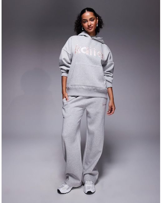 Sweat à capuche d'ensemble oversize en coton majoritaire avec logo brodé - clair et rose Kaiia en coloris Gray