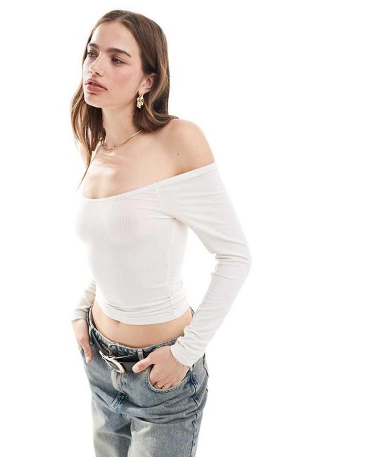 Top A Maniche Lunghe Color Crema Con Spalle Scoperte E Scollo A V di Miss Selfridge in White