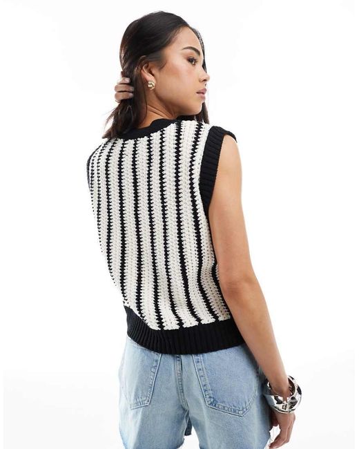 ASOS Gestreepte Top Met Gehaakte Look En Knoopsluiting in het Black