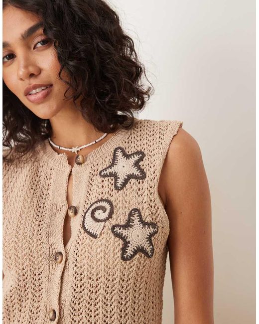 Chaleco De Punto Con Aplicaciones De Conchas De Croché De (Parte De Un Conjunto) ASOS de color Natural