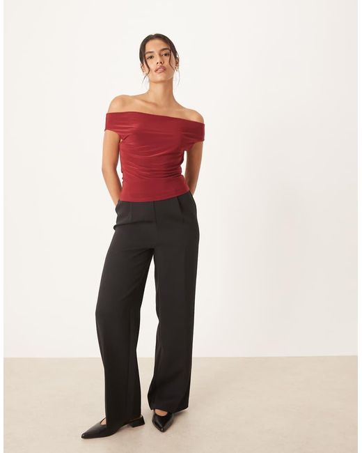 ASOS Top Van Gladde Stof Met Gedrapeerde Halslijn in het Red