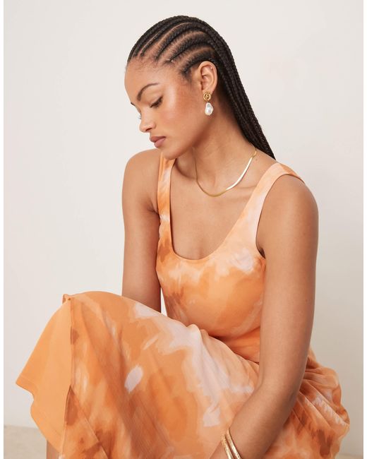 ASOS Multicolor Asos design tall – midi-trägerkleid aus chiffon mit u-ausschnitt und orangefarbenem batikmuster