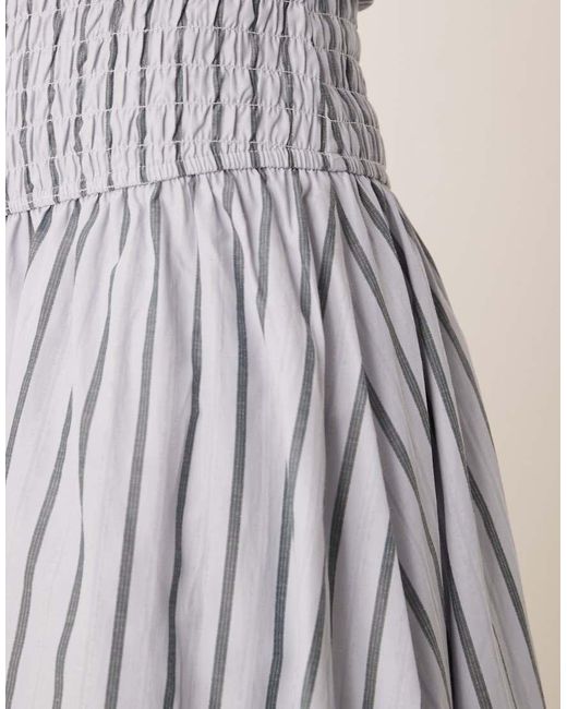 Vestito Lungo Arricciato A Righe Color Antracite Con Vita Scesa di Glamorous in White