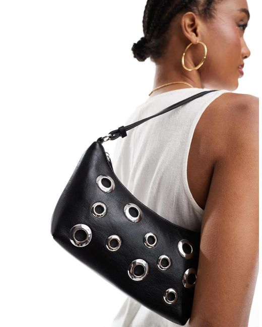 ASOS Black – mit nieten besetzte, abgerundete schultertasche