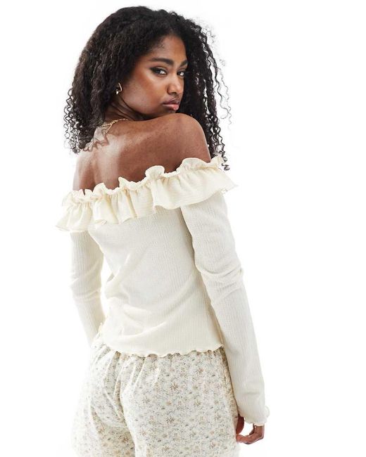 Top Con Volant E Scollo Bardot di Miss Selfridge in White
