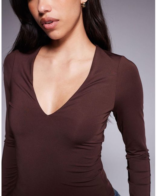 Top à manches longues en tissu double épaisseur avec décolleté plongeant en v - chocolat ASOS en coloris Purple