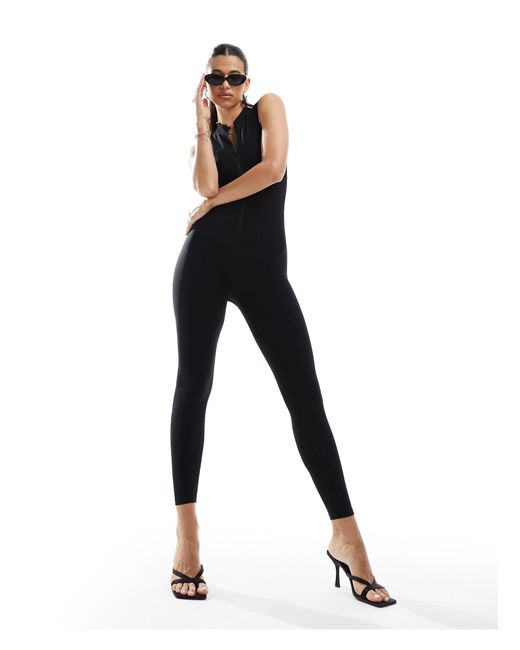 Tuta jumpsuit aderente nera senza maniche con zip di In The Style in Black