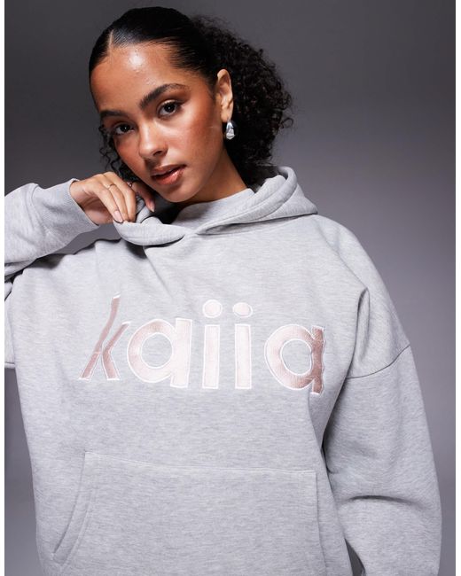 Sweat à capuche d'ensemble oversize en coton majoritaire avec logo brodé - clair et rose Kaiia en coloris Gray