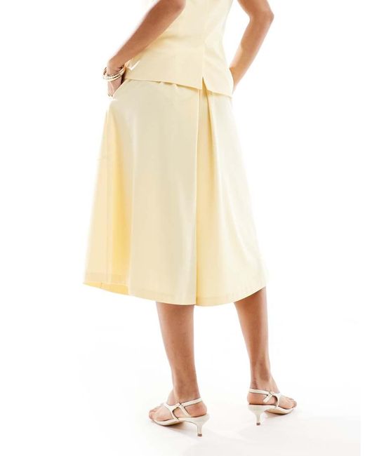 Pantalones Cortos De Sastre Amarillo Crema Estilo Bermudas De Pernera Ancha De ASOS de color Natural