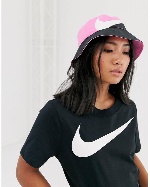 Cappello da pescatore rosa e nero con logo di Nike in Pink