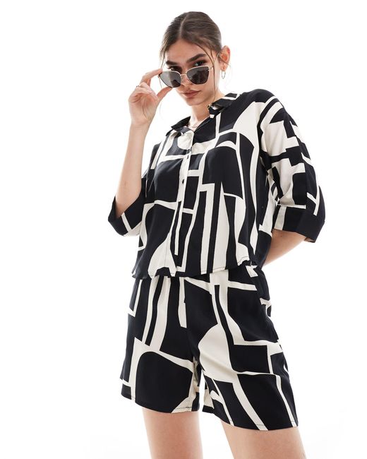 Short décontracté d'ensemble à imprimé abstrait - et blanc Vero Moda en coloris White