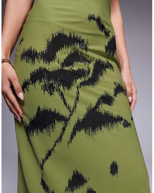 Robe nuisette longue en mousseline avec encolure bateau et imprimé fleuri placé ASOS en coloris Green