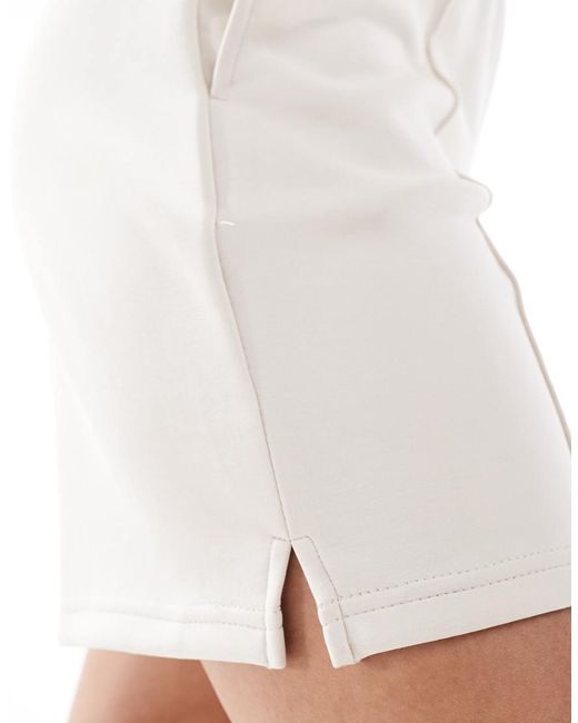 Pantaloncini Da Jogging Écru Con Cuciture Sul Davanti di Stradivarius in White