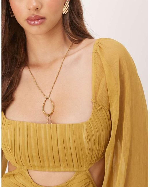 Vestito Lungo A Maniche Lunghe Oliva Con Gonna Arricciata E Cut-Out di ASOS in Metallic