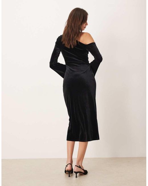Nobody's Child Black Velvet Fallen Shoulder Ruched Midi Dress