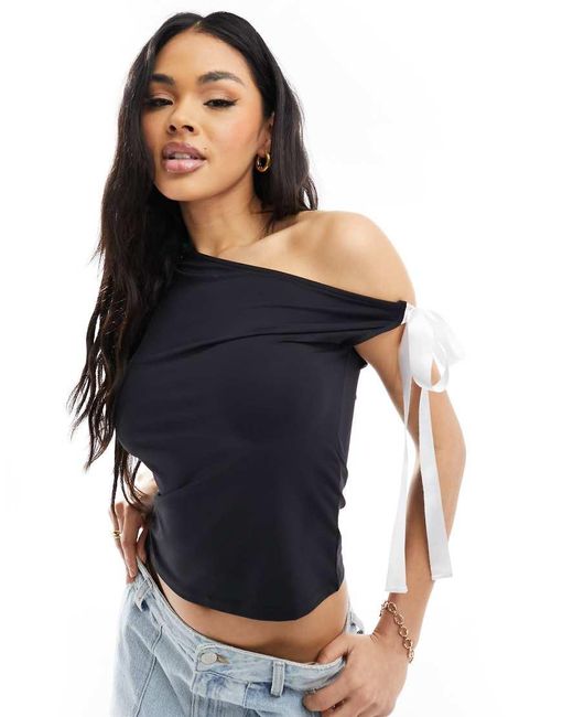 Top Asimmetrico Con Fiocchi Sulle Spalle di ASOS in Black