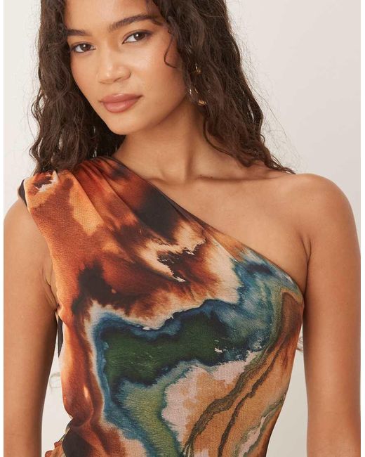 Vestido Largo Asimétrico Con Marmoleado, Detalle Recogido Y Falda De Corte Amplio De Malla De ASOS de color Natural