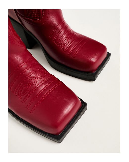 Stivali al ginocchio stile western ruggine brunito con punta quadrata di Daisy Street in Red