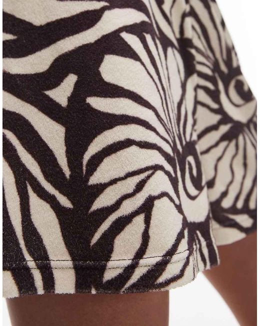 Pantalones Cortos Marrones Con Estampado Floral De Tejido Rizado De (Parte De Un Conjunto) TOPSHOP de color White