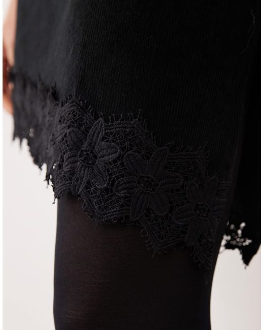 Robe t-shirt mi-longue en velours côtelé avec ourlet asymétrique en dentelle ASOS en coloris Black