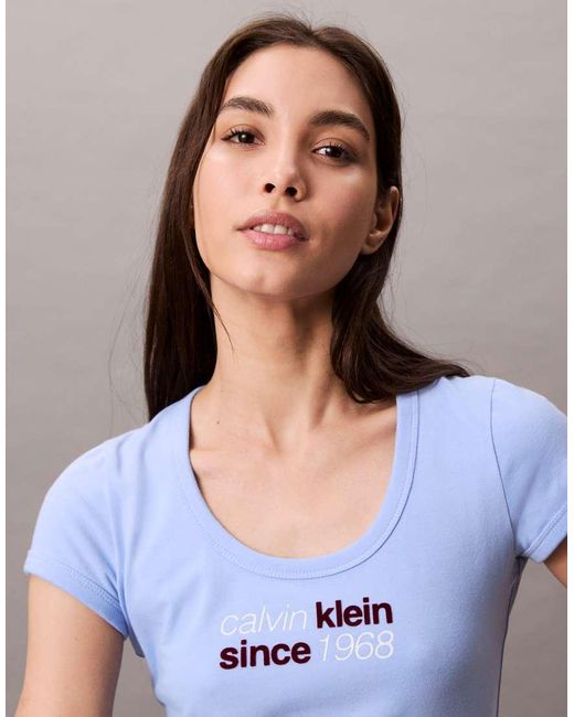 Camiseta Azul Con Estampado De Texto "1968" De Calvin Klein de color Blue