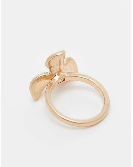 Anello Con Fiore Dorato di ASOS in Natural