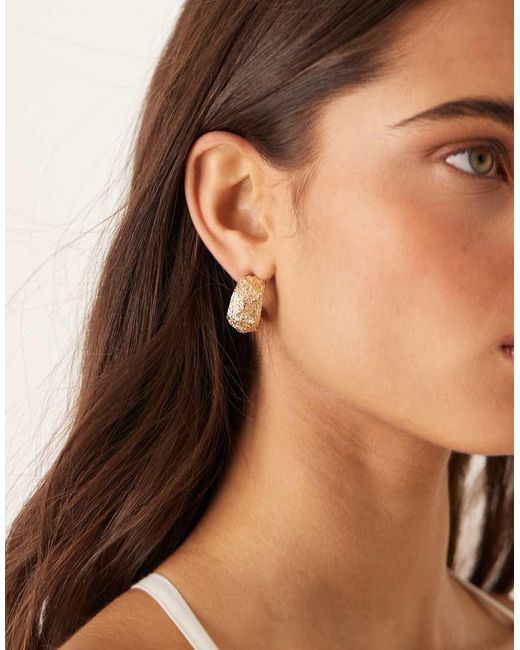 Orecchini A Mezzo Cerchio Dorati Con Design Astratto Testurizzato di ASOS in Brown