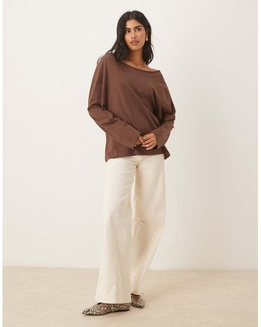T-Shirt A Maniche Lunghe Color Cioccolato Con Spalla Scoperta di ASOS in Brown