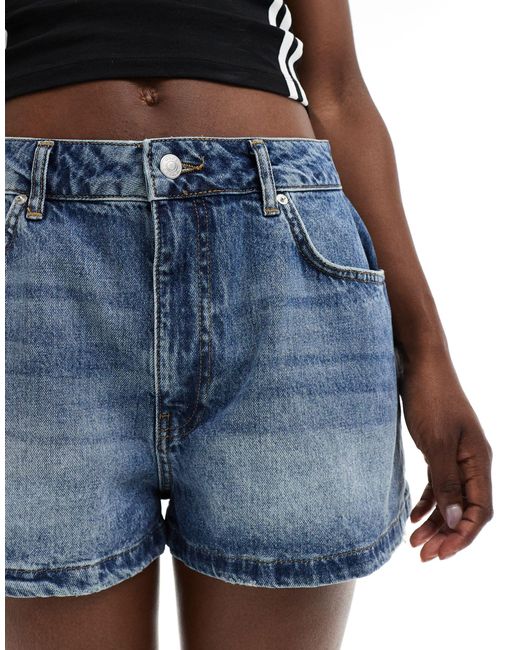 Pantaloncini svasati di jeans medio con toppe di ASOS in Blue
