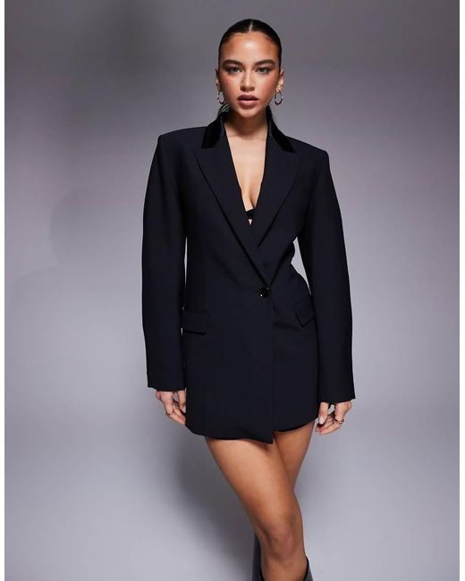 Mango Featuring Kaia Gerber in het Black