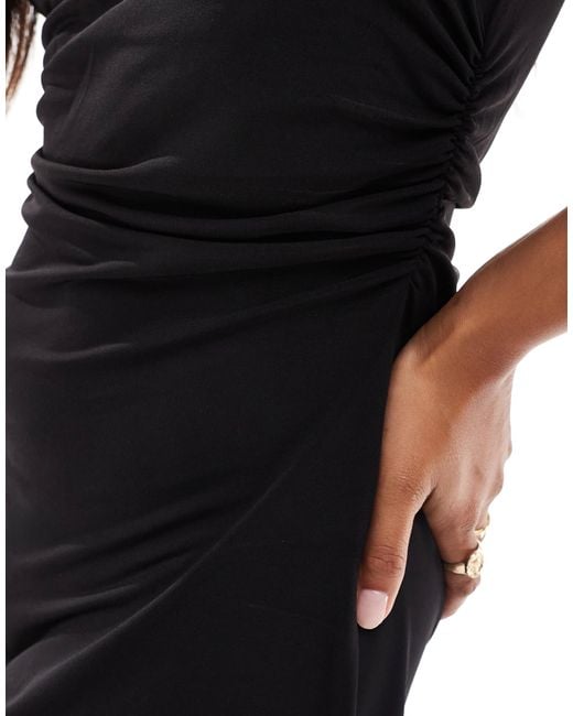 Robe courte et moulante à détail froncé et encolure bateau Vero Moda en coloris Black