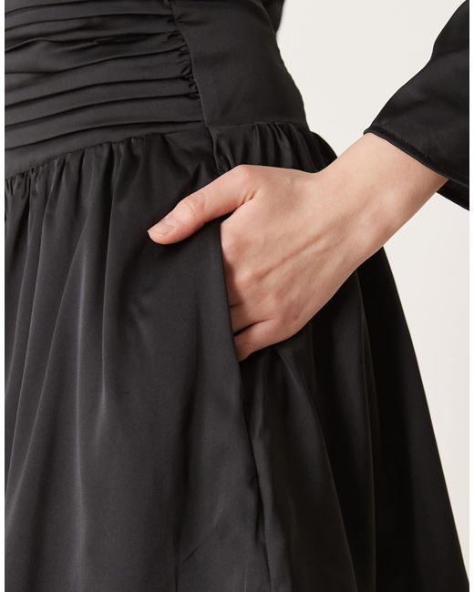 Abercrombie & Fitch Natural – langärmliges mini-partykleid aus satin