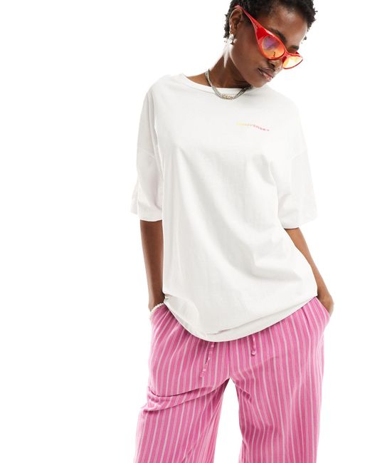 Camiseta blanca con estampado colorido Converse de color Pink
