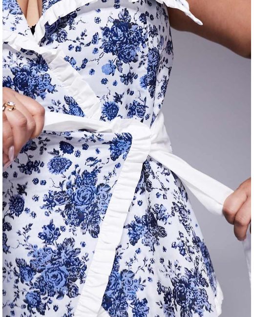 Chaleco Con Patrón Floral De Jacquard, Lazada En El Lateral Y Ribetes En Contraste De Popelina De Curve (Parte De Un Conjunto) ASOS de color Blue