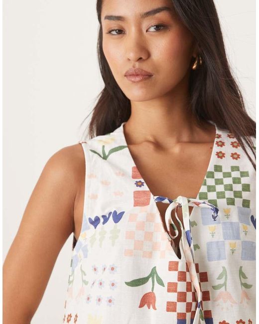 Vestido Corto Con Estampado De Mosaico Y Flores Y Lazada Delantera De Mezcla De Lino De ASOS de color Natural