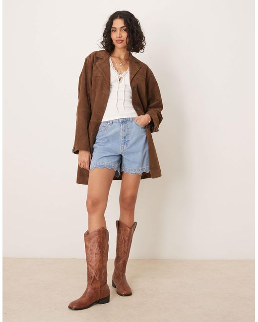 Short en jean à bords festonnés - moyen ASOS en coloris Natural