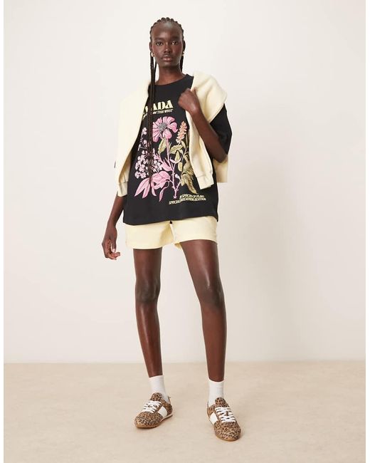 Camiseta Negra Extragrande Con Estampado Gráfico De Flores "Nevada" De ASOS de color Black