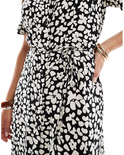 Robe longue boutonnée à imprimé fleurs - et blanc Vero Moda en coloris White