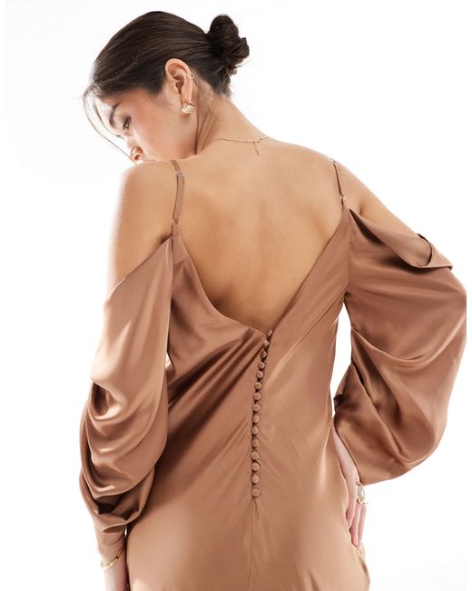 L'invitée - robe longue à col bénitier et épaules dénudées avec manches froncées - moka TFNC London en coloris Brown