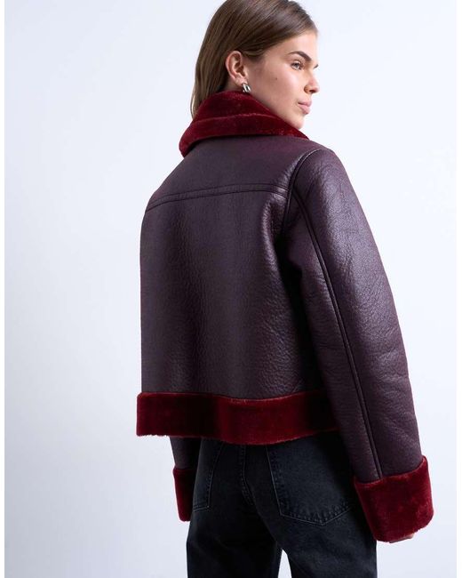 Chaqueta Corta De Cuero Sintético Con Ribetes De Borreguito Rojos En Contraste De -Morado TOPSHOP de color Red