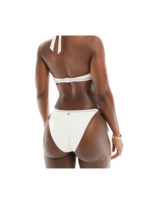 Slip bikini bianchi con laccetti laterali e logo tono su tono di Tommy Hilfiger in White
