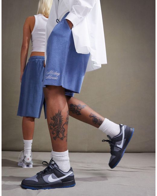 Pantalones cortos azul lavado unisex extragrandes con estampado ASOS de color Gray