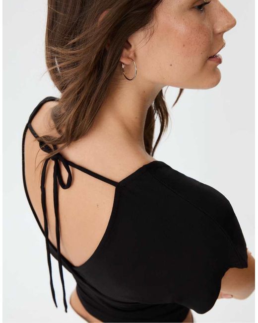 Top Con Scollo A V Raccolto di Stradivarius in White